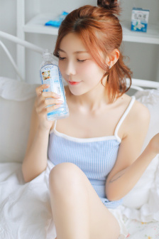 美女一边吻胸一边亲
